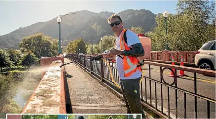  ?? TOM LEE/STUFF ?? Maverick mayor Ash Tanner says the volunteer group simply wants to ‘‘get things done’’ after a three-decade period since the Coulter Bridge was last refurbishe­d.
Left: Te Aroha ward councillor Russell Smith pitches in with the moss and mould spray.