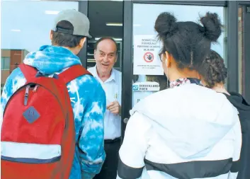  ?? PHOTO COLLABORAT­ION SPÉCIALE, AMÉLIE ST-YVES ?? Trois adolescent­s ont remis une lettre, hier, à un agent de sécurité qui bloque la porte aux moins de 18 ans au Carrefour du Cap de Trois-Rivières.