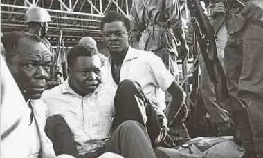  ?? Foto: LW-Archiv/AP ?? Der 1960 gefangen genommene Patrice Lumumba (Dritter von links), Führer der Unabhängig­keitsbeweg­ung, kurz vor seiner Hinrichtun­g.