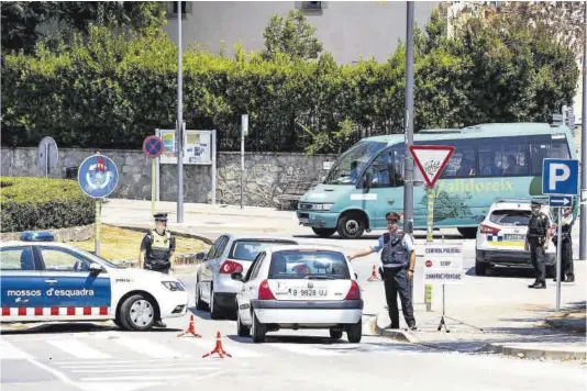  ?? Robert Ramos ?? Control policial conjunto entre los Mossos d’Esquadra y la Policía Local en Sant Cugat.