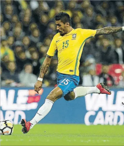  ?? FOTO: EFE ?? Paulinho, una de las mejores bazas de Brasil Aportó mucho en ataque a la ‘canarinha’