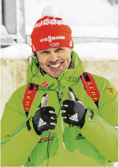  ?? Foto: Ralf Lienert ?? Zwei Daumen für zwei Goldmedail­len seiner Springerin­nen bei der WM in Lahti: Bun destrainer Andreas Bauer hätte das nicht zu träumen gewagt.