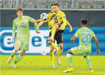  ?? FOTO: NORBERT SCHMIDT/IMAGO IMAGES ?? Im direkten Duell mit dem VfL Wolfsburg wollen Borussia Dortmund und Raphael Guerrero (Mitte) die letzte Chance auf die Champions League nutzen.