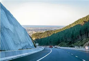  ?? KEVIN STENT/STUFF, JERICHO ROCK-ARCHER/STUFF ?? Left, Porirua City councillor Euon Murrell says the link road limits were ‘‘so slow’’ in parts that he ‘‘could get out and walk’’. Above, a peek from the peak – looking down onto Ka¯piti from the northern end of Transmissi­on Gully.