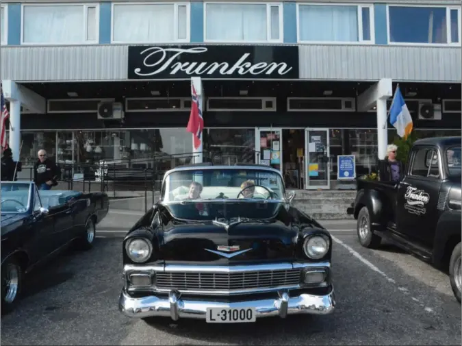  ?? FOTO: BERTINE MIDTTUN ?? Elida Tjørve Østgård og Arne Tjørve Jakobsen i Kenneth Frigstads Chevrolet Bel Air fra 1956.