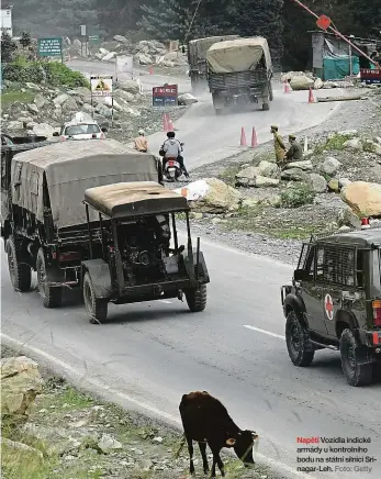  ?? Foto: Getty ?? Napětí Vozidla indické armády u kontrolníh­o bodu na státní silnici Srinagar-Leh.