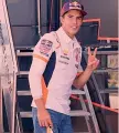  ?? AFP ?? Frattura Marc Marquez, 27 anni, con il braccio destro infortunat­o
Dorna, Angel Charte - e la Honda, incapace di preservare la sua risorsa più importante fresca di rinnovo da 100 milioni in 4 anni, sappiano salvare il soldato Marquez.