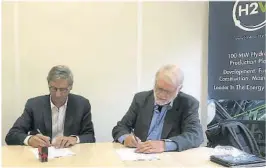  ??  ?? UNDERSKRIF­T: Administre­rende direktør Lucien Mallet i H2V (t.v.) og styreleder Terje Mikalsen i HydrogenPr­o da avtalen ble signert i Paris.