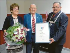  ?? Foto: Arloth ?? Bürgermeis­ter Robert Ruttmann zeichnete Seniorchef Leonhard Unsinn mit der Bürgermeda­ille aus. Seiner Frau Sofie schenkte er einen Blumenstra­uß.