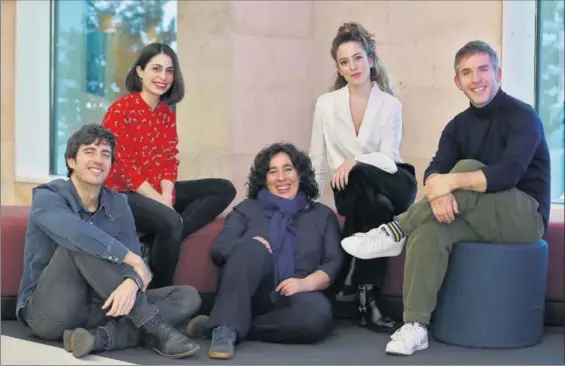  ??  ?? Desde la izquierda, los candidatos al Goya a la mejor dirección novel: César Esteban Alenda, Celia Rico Clavellino, Arantxa Echevarría, Andrea Jaurrieta y José Esteban Alenda, en la Redacción de EL PAÍS.