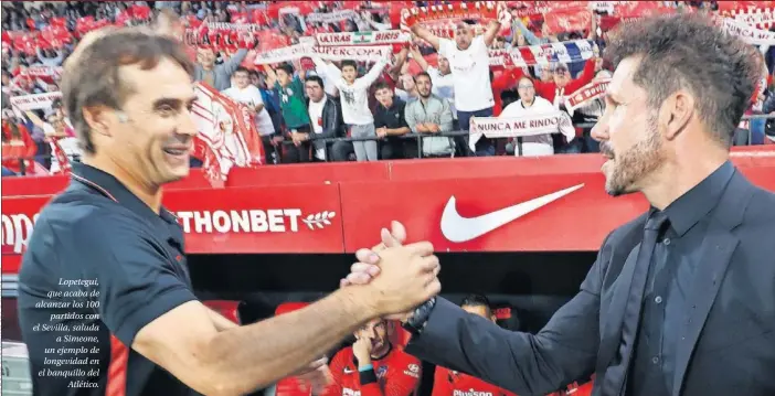  ??  ?? Lopetegui, que acaba de alcanzar los 100 partidos con el Sevilla, saluda a Simeone, un ejemplo de longevidad en el banquillo del Atlético.