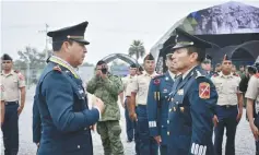  ??  ?? Acto. Personal militar destacado, fue el centro de interés en la sesión de ayer, al recibir promocione­s.