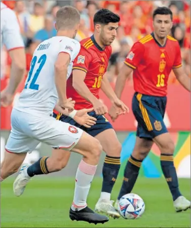  ?? ?? Asensio controla un balón con la zurda durante el partido de la Nations ante República Checa.