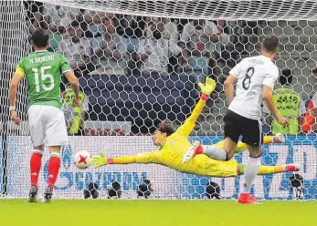  ?? FOTO: DPA ?? Da streckte sich Mexikos Torwart Guillermo Ochoa umsonst: Leon Goretzka (8) nimmt Maß und zirkelt den Ball zum 1:0 ins lange Eck.