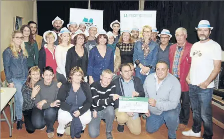  ??  ?? Mme Nadine Béjoule entourée par les membres du comité des fêtes (avec les chapeaux) et les motards