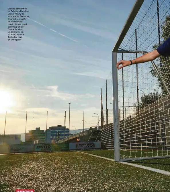  ?? ?? Grande admiratric­e de Cristiano Ronaldo, Léonie Fleury (ici au stade de Florimont, à Lancy) se qualifie de «joueuse qui court vite, qui court beaucoup et qui frappe de loin». La gardienne du FC Bâle, Michèle Tschudin, peut en témoigner.