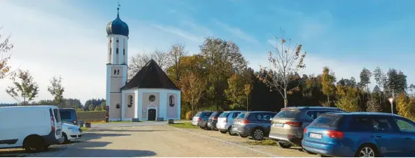  ?? Foto: Ingrid Friedl ?? Seit sechs Jahren gibt es den Pendlerpar­kplatz an der Autobahn A 8 bei der Kapelle St. Salvator, nun hat die Gemeindera­t Adelzhause­n eine Beleuchtun­g beschlosse­n.