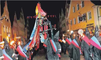  ?? ARCHIVFOTO: THOMAS SIEDLER ?? Jahr um Jahr zieht der Pennäler Schnitzelb­ank am Faschingss­onntag mit Fackeln und Schellenba­um in die Stadt ein. Ihre Vierzeiler sind gefürchtet.