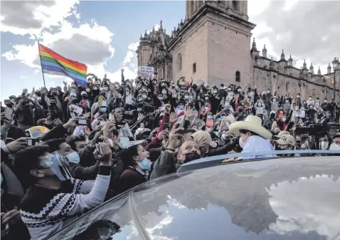  ??  ?? El virtual presidente de Perú, Pedro Castillo (descendien­do del vehículo) saluda a sus partidario­s, en un acto celebrado en Cusco. (AFP)