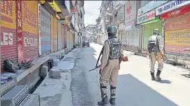  ?? PTI ?? CRPF personnel stand guard in Srinagar on Sunday during a strike called by separatist­s.