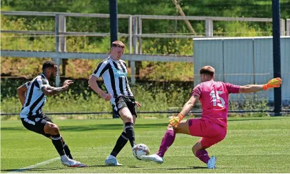  ?? ?? Burnley goalkeeper Bailey Peacock-Farrell denies United’s Callum Wilson (left) and Elliot Anderson during Saturday’s pre-season training session at the Portuguese Football Federation’s Cidade do Futebol. Picture: SERENA TAYLOR