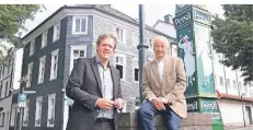  ?? FOTO: CHRISTIAN BEIER ?? Joachim Junker (r.) und Dr. Jörg Wacker vom Vorstand der Jongens beim Ortstermin am Ohligser Marktplatz.