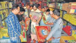  ?? SAMEER SEHGAL/HT ?? People buying firecracke­rs on the eve of Diwali in Amritsar on Wednesday.