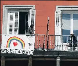  ?? SUSANA VERA / REUTERS ?? Dos vecinas conversan de balcón a balcón, en Madrid