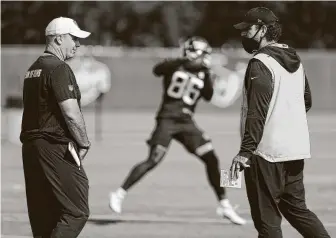  ?? Brett Coomer / Staff photograph­er ?? Texans coach Bill O'Brien, left, and offensive coordinato­r Tim Kelly will still be talking about the plays, but Kelly will be making the calls starting with Thursday’s game against the Chiefs.