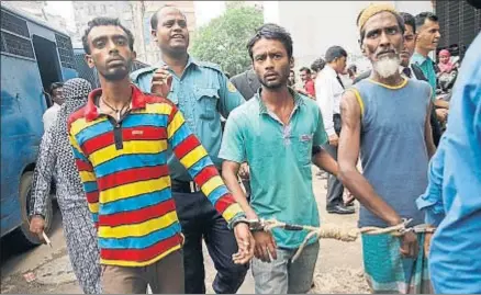  ?? BELIEF FAITH / AFP ?? La policía bengalí escolta en Dacca a varios detenidos por ataques de signo islamista a víctimas diversas