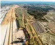  ?? Foto: F. Gambarini, dpa ?? Im oberen Teil des Bildes siehst du den Hambacher Forst. Unten einen Braun kohlebagge­r. Und am linken Bildrand die Tagebaugru­be.