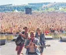  ?? FOTO: DORFROCKER ?? Für Stimmung und gute Laune beim Publikum sorgen beim Langenensl­inger Oktoberfes­t die Dorfrocker und Hautnah.