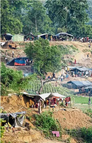  ??  ?? Out in the open: Rohingya who fled violence in Rakhine state setting up shelters at a refugee camp at Unchinpran­g in the Bangladesh­i town of Teknaf. — AFP