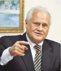  ??  ?? Österreich­er Martin Sajdik verschafft­e über hundert Gefangenen Wiedersehe­n mit Familien