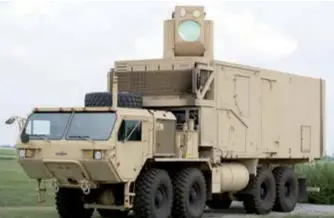  ?? (© US Army) ?? Laser de 60 kw installé sur un camion HEMTT. Le système pourrait être opérationn­el en 2022. Des 8 × 8 Stryker devraient également être dotés d’une version moins puissante.