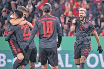  ?? FOTO: TORSTEN SILZ/DPA ?? Jubel über den ersten Sieg im Jahr 2023: Die Bayern um Torschütze Eric Maxim Choupo-Moting (re.) und Vorbereite­r João Cancelo (2. v.li.) stehen nach dem 4:0-Erfolg in Mainz im DFB-Pokal-Viertelfin­ale.