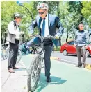  ?? DIEGO SIMÓN SÁNCHEZ ?? El jefe de Gobierno se trasladó a su despacho en bicicleta.