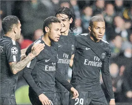  ?? FOTO: EFE ?? Dani Alves, Neymar, Cavani y Mbappé celebran un gol en el partido de la primera jornada en el que lograron ganar por 0-5 al Celtic