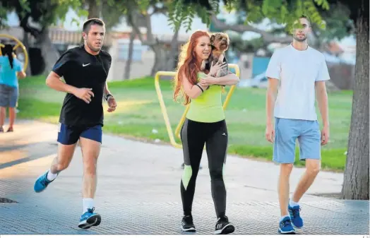  ?? E. S. ?? Varias personas realizan ejercicio moderado al aire libre, ya sea caminar o correr.