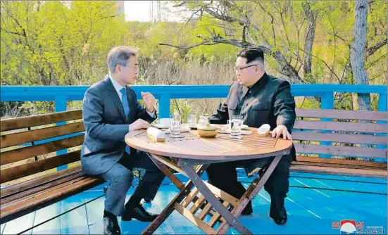  ?? STR / AFP ?? Los presidente­s surcoreano, Mun Jae In, y norcoreano, Kim Jong Un, en un aparte el viernes en la cumbre de Panmunjon