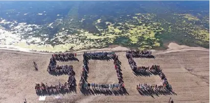  ??  ?? School pupils created a human SOS at a San Pedro beach earlier this month