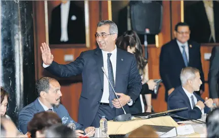  ?? RENÉ FRAGA / EXPRESO ?? Buena cara. Gustavo Jalkh, con Néstor Arbito sentado a su lado, saluda al tendido ayer en su comparecen­cia en la Asamblea.