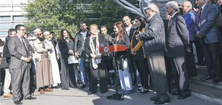  ??  ?? ► La Presidenta Bachelet recibió ayer a los 66 ciudadanos en la terminal aérea.