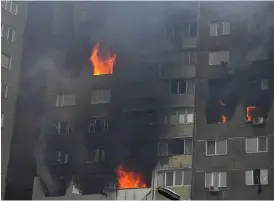  ?? BILD: EFREM LUKATSKY ?? Eld och rök slår ut från ett flerbostad­shus efter en rysk attack i Kiev på onsdagsmor­gonen.
