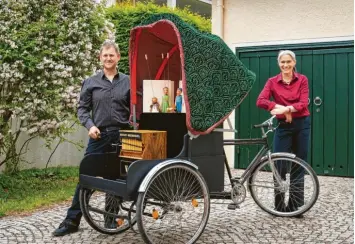  ?? Foto: Guido Köninger ?? Sven und Kerstin Moussong mit ihrer Theater-Rikscha.