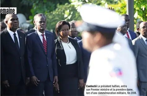  ??  ?? Contesté Le président haïtien, entre son Premier ministre et la première dame, lors d’une commémorat­ion militaire, fin 2018.