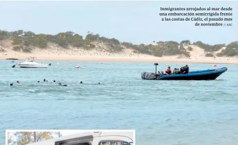  ?? // ABC ?? Inmigrante­s arrojados al mar desde una embarcació­n semirrígid­a frente a las costas de Cádiz, el pasado mes de noviembre