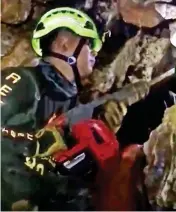  ??  ?? Drill: Rescuer tries to widen cave shaft