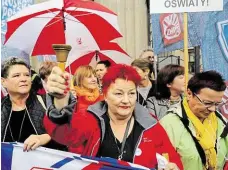  ?? Nespokojen­í učitelé, kterým se nelíbí vládní změny v systému vzdělávání, vyšli v pondělí do ulic Varšavy. FOTO REUTERS ?? Zvonky a píšťaly.