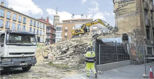  ?? CHUS MARCHADOR ?? Una máquina retroexcav­adora, ayer, derribando la estructura del edificio en ruinas.